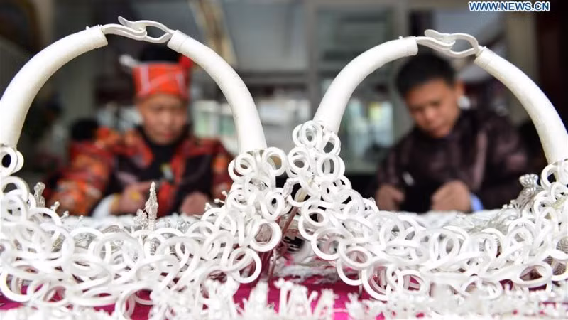Các thợ thủ công chế tác trang sức bạc tại một cửa hàng bạc ở tỉnh Quý Châu, tây nam Trung Quốc. (Ảnh: Xinhua)