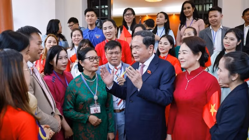 Chủ tịch Quốc hội Trần Thanh Mẫn và Phu nhân gặp gỡ đại diện cộng đồng người Việt Nam ở Malaysia. (Ảnh: Doãn Tấn/TTXVN)