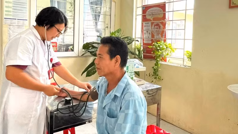 Bác sĩ Trạm Y tế xã Ứng Thiên (Hà Nội) khám sức khỏe cho người dân.