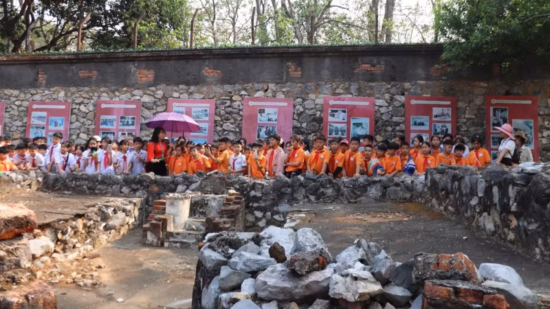 Học sinh Trường trung học cơ sở Thôm Mòn, xã Thuận Châu, tỉnh Sơn La thăm Di tích quốc gia đặc biệt Nhà tù Sơn La.