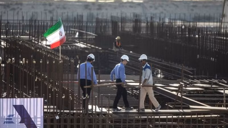 Công nhân làm việc tại công trường xây dựng giai đoạn 2 của Nhà máy điện hạt nhân Bushehr ở Bushehr, miền nam Iran, ngày 10/11/2019. (Ảnh: Xinhua)