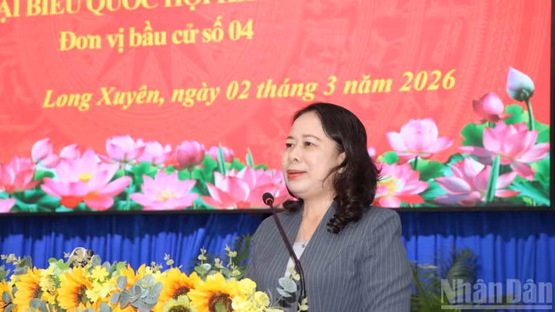 Bà Võ Thị Ánh Xuân trình bày chương trình nếu được bầu làm đại biểu Quốc hội trước các cử tri.