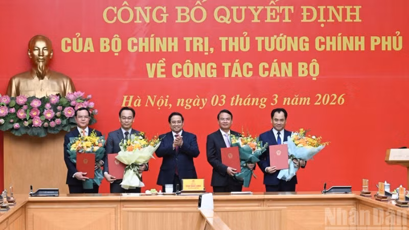 Thủ tướng Chính phủ Phạm Minh Chính trao quyết định, tặng hoa chúc mừng 4 đồng chí được tiếp nhận, bổ nhiệm làm lãnh đạo các bộ, ngành Trung ương. (Ảnh: TRẦN HẢI)