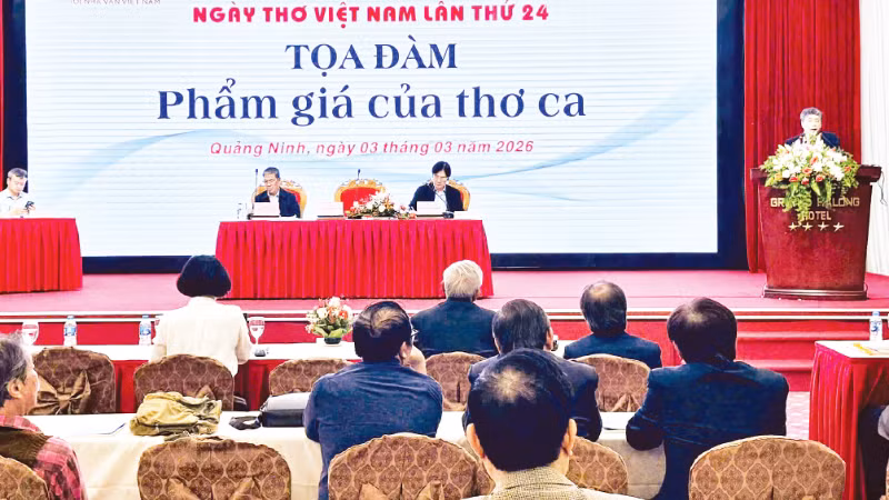 Quang cảnh Tọa đàm “Phẩm giá của thơ ca”. (Ảnh: PV)