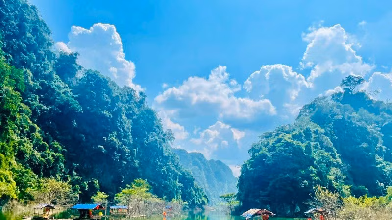 Du khách khám phá thảo nguyên Đồng Lâm, Lạng Sơn.