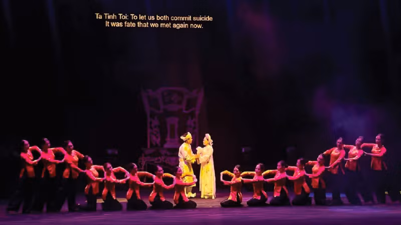 Cảnh trong vở "Các cụ gánh còng lưng" (Nhà hát Nghệ thuật truyền thống tỉnh Ninh Bình) - tác phẩm đạt Huy chương Vàng vở diễn tại Liên hoan quốc tế sân khấu thử nghiệm năm 2025.