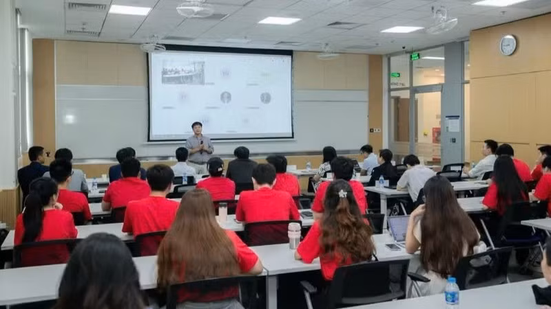 Tiến sĩ Nguyễn Mạnh Hà (Đại học Missouri-Columbia) tham gia giảng dạy tại Trại hè tài năng khoa học về Vật lý lượng tử và Khoa học vật liệu. 