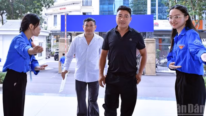 Các tình nguyện viên phường Cầu Giấy (Hà Nội) đón tiếp người dân có nhu cầu sử dụng dịch vụ công.