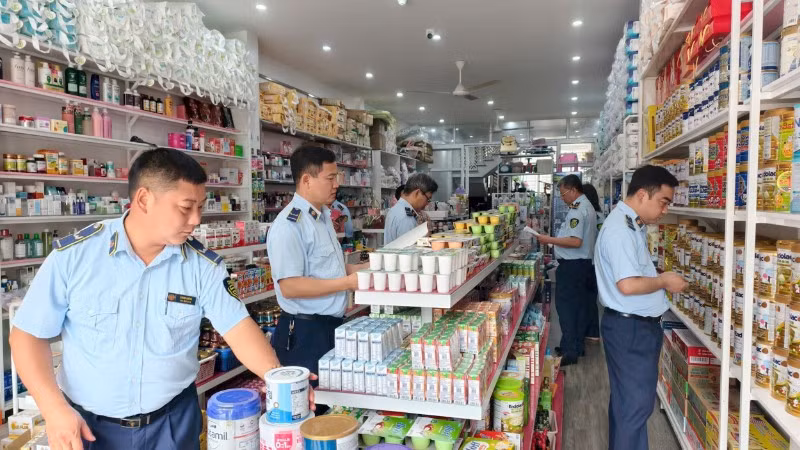 Lực lượng Quản lý thị trường tỉnh Lào Cai tăng cường kiểm tra, kiểm soát hàng hóa tại các cửa hàng.