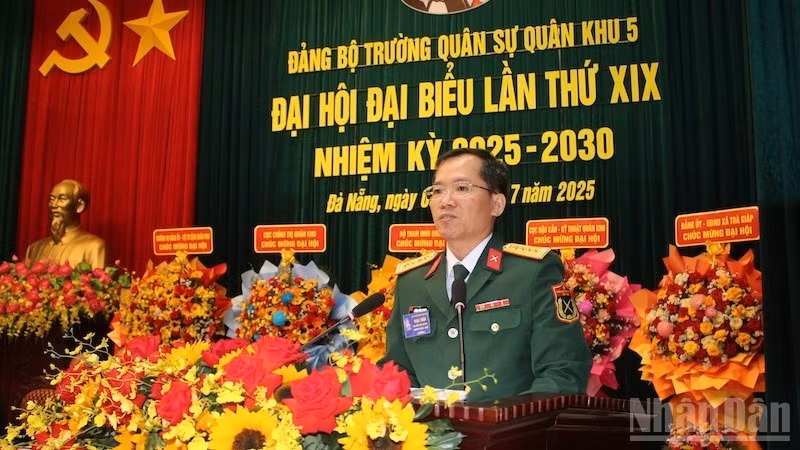 Đại tá Lương Đình Chung, Bí thư Đảng ủy, Chính ủy Quân khu 5 phát biểu chỉ đạo tại Đại hội. (Ảnh: ĐÌNH TĂNG)