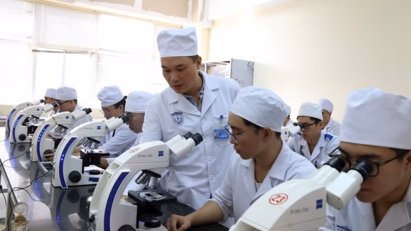 Giảng viên Bộ môn Ký sinh trùng và côn trùng (Học viện Quân y) hướng dẫn học viên thực hành soi tiêu bản ký sinh trùng.