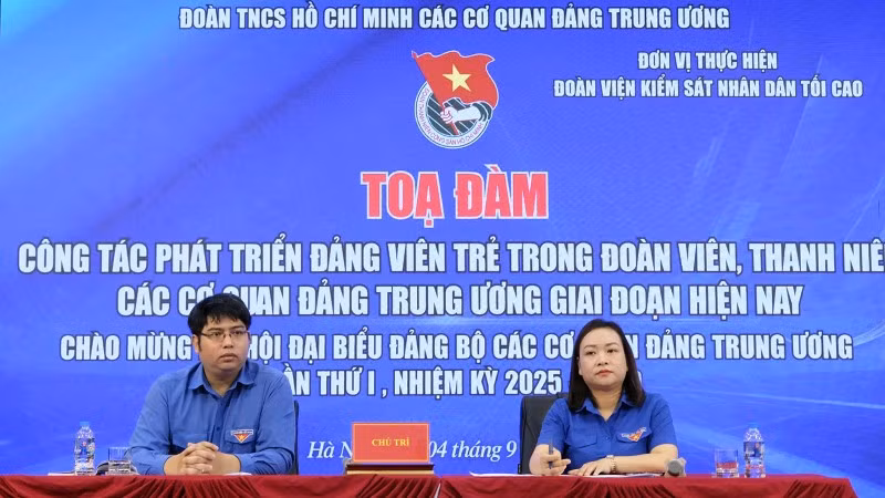 Các đồng chí chủ trì buổi tọa đàm.