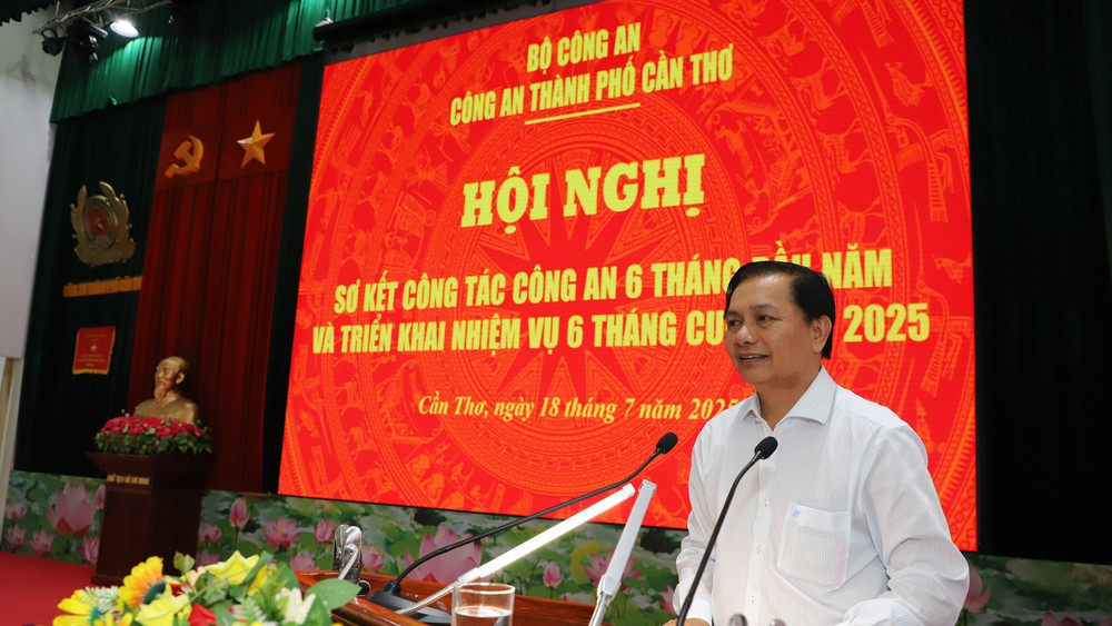 Ông Trần Văn Lâu, Chủ tịch Ủy ban nhân dân thành phố Cần Thơ phát biểu chỉ đạo tại Hội nghị sơ kết công tác Công an 6 tháng đầu năm 2025, triển khai nhiệm vụ 6 tháng cuối năm 2025. hinh-4-1-7239.jpg