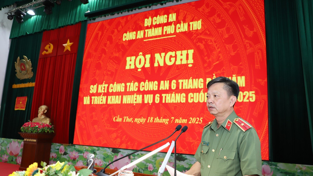 Thiếu tướng Huỳnh Việt Hòa, Giám đốc Công an thành phố Cần Thơ phát biểu tại Hội nghị sơ kết công tác Công an 6 tháng đầu năm 2025, triển khai nhiệm vụ 6 tháng cuối năm 2025. hinh-3-6704.jpg