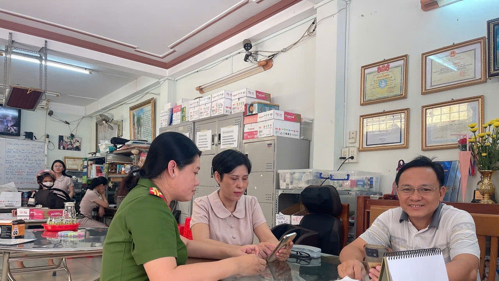 Lực lượng Công an hướng dẫn người dân tham gia đóng góp ý kiến sửa đổi Hiến pháp năm 2013 qua ứng dụng VNeID. hinh-5-2223.jpg
