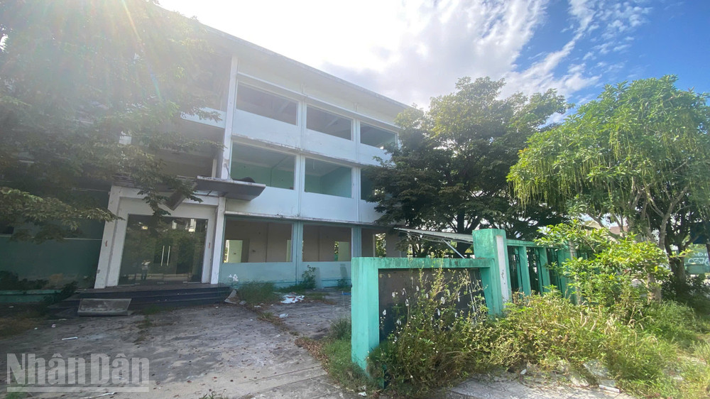 Sau đúng 30 tháng kể từ ngày bàn giao, công trình có diện tích xây dựng hơn 312m2, trên mảnh đất rộng gần 620m2 này không những không được đưa vào sử dụng mà trái lại đã bị đập phá, lấy cắp, biến thành bãi rác, ngập mùi xú uế. ndo_bl_anh-2.jpg
