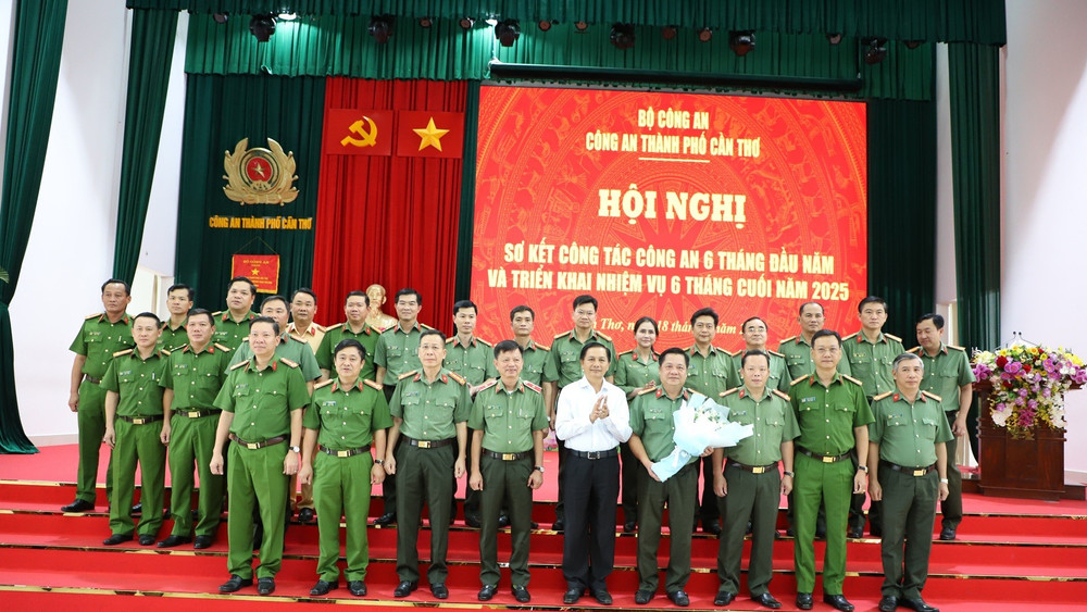 Ông Trần Văn Lâu, Chủ tịch Ủy ban nhân dân thành phố Cần Thơ, tặng hoa chúc mừng Ban Chấp hành Đảng bộ Công an thành phố Cần Thơ. hinh-2-8051.jpg