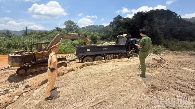Công an Lâm Đồng triệt phá điểm khai thác cát sỏi trái phép quy mô lớn.