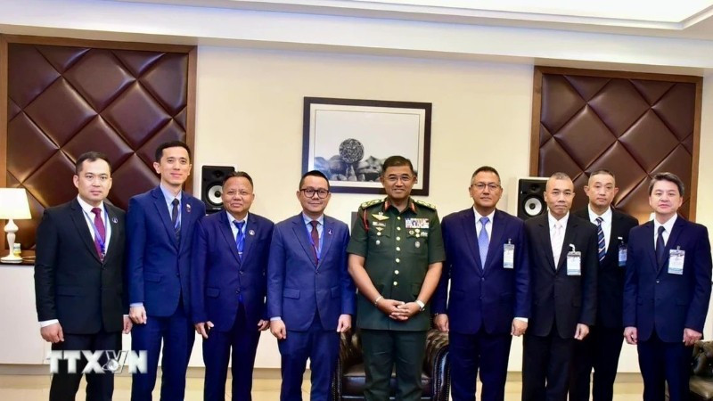 Tổng Tham mưu trưởng Lực lượng vũ trang Malaysia, Đại tướng Mohd Nizam bin Hj Jaffar (giữa) cùng Trưởng đoàn Thái Lan Trung tướng Nuttapong Praokaew (bên cạnh phải) và Trưởng đoàn Campuchia Thiếu tướng Sin Sokha (bên cạnh trái) cùng các thành viên của hai đoàn. (Ảnh: TTXVN phát)