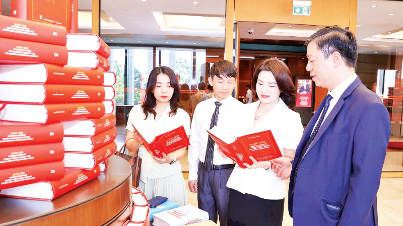 Phong trào Học và làm theo Bác đã góp phần nâng cao chất lượng công tác biên tập, xuất bản, phát hành các ấn phẩm của Nhà Xuất bản Chính trị quốc gia Sự thật. (Ảnh: HOÀNG LÂM)