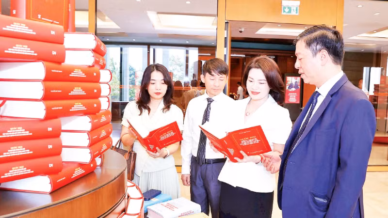 Phong trào Học và làm theo Bác đã góp phần nâng cao chất lượng công tác biên tập, xuất bản, phát hành các ấn phẩm của Nhà Xuất bản Chính trị quốc gia Sự thật. (Ảnh: HOÀNG LÂM)