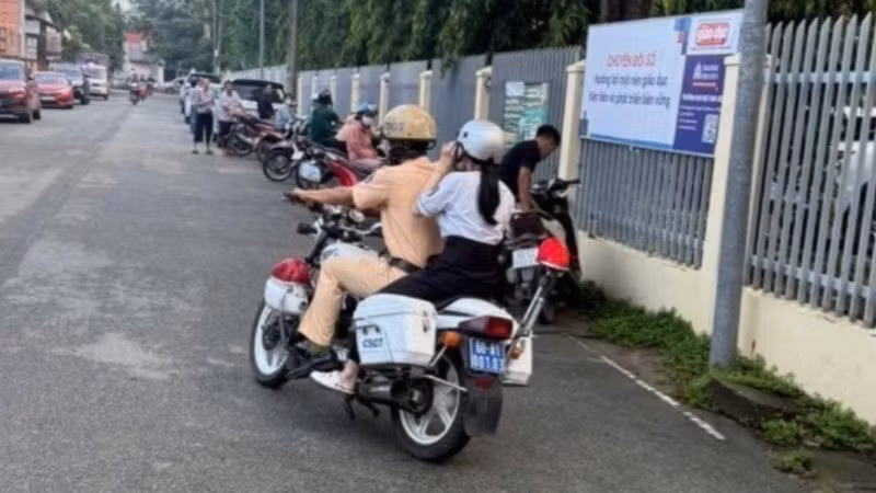 Lực lượng Cảnh sát giao thông đã dùng xe mô-tô tuần tra hỗ trợ đưa em Thư đổi thẻ dự thi.