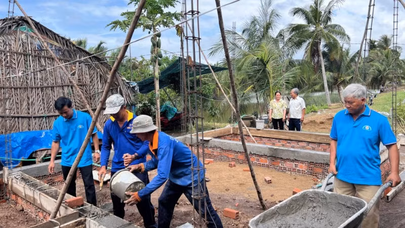 Lực lượng hội viên nông dân giúp nông dân nghèo xây nhà mới. (Ảnh: HOÀNG TRUNG)