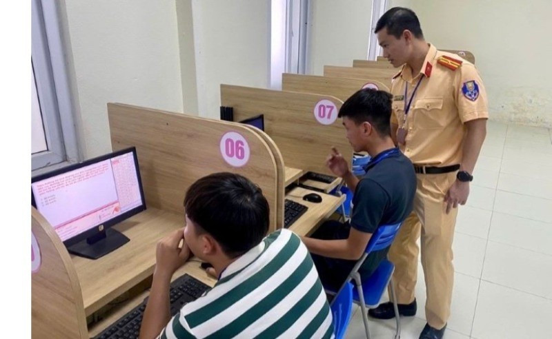 Thí sinh tham gia phần thi lý thuyết trên máy tính mô phỏng các tình huống giao thông.