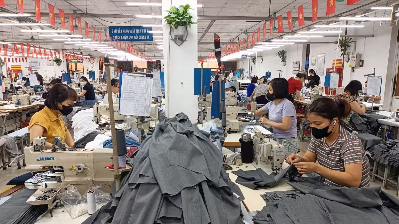 Sản xuất hàng dệt may xuất khẩu tại Tổng công ty May 10.