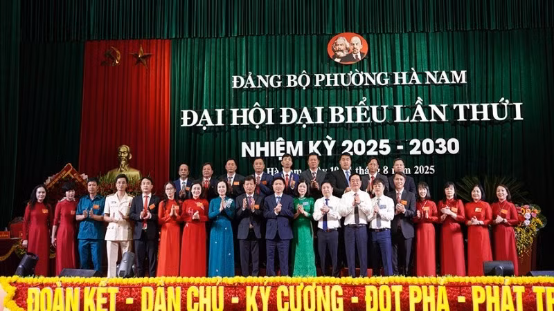 Đồng chí Bí thư Tỉnh ủy Ninh Bình chúc mừng Ban chấp hành Đảng bộ mới phường Hà Nam.