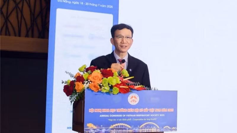 Giáo sư, bác sĩ Ngô Quý Châu, Chủ tịch Hội Hô hấp Việt Nam, Chủ tọa Hội thảo vệ tinh “Tối ưu hóa lợi ích cho bệnh nhân COPD: Từ dự phòng đến điều trị”.