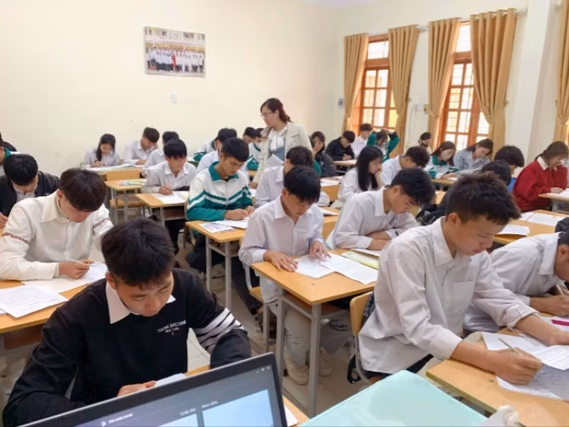 Giờ ôn tập của học sinh lớp 12 Trường trung học cơ sở và trung học phổ thông Chiềng Sơn (thị xã Mộc Châu, Sơn La).