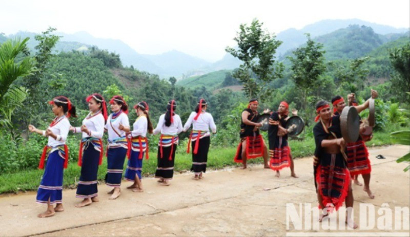 Phụ nữ người người Co huyện Trà Bồng trình diễn nghệ thuật múa Cà Đáo.