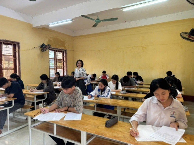 Một buổi khảo sát kiểm tra chất lượng của học sinh lớp 12 tại Trường trung học phổ thông Lam Kinh (huyện Thọ Xuân, Thanh Hóa) trước kỳ thi tốt nghiệp trung học phổ thông. 1-hocsinh-2-85.jpg