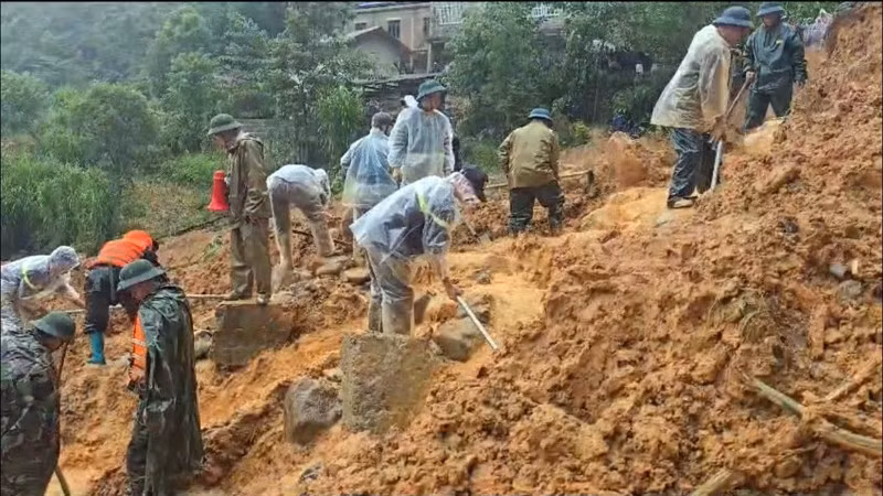 Lực lượng chức năng nỗ lực tìm kiếm 4 người mất tích do sạt lở đất tại xã Lũng Cú, tỉnh Tuyên Quang.