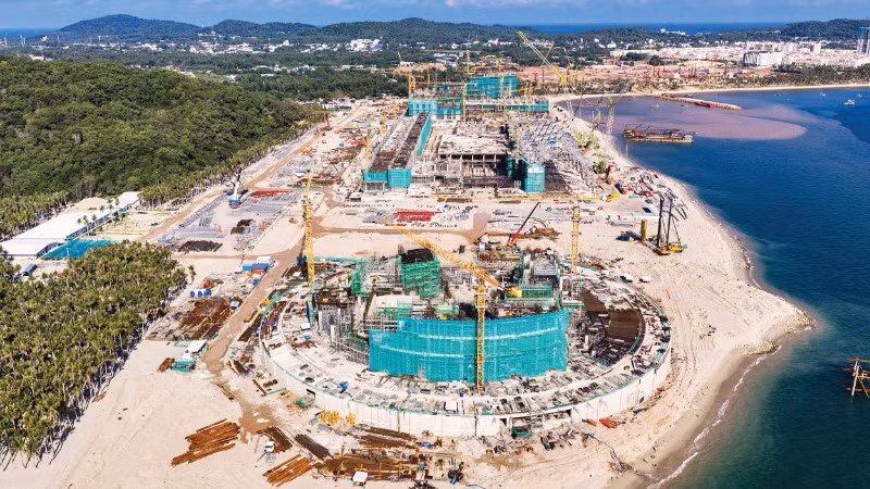 Công trình phục vụ Hội nghị APEC 2027 đang được thi công cầm chừng.
