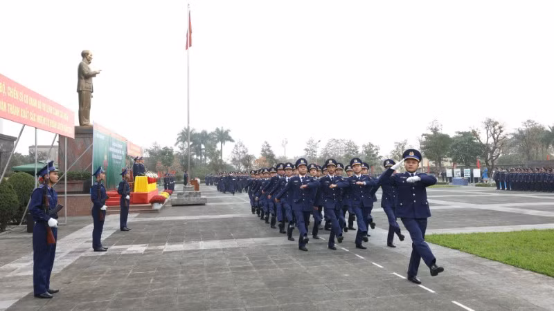 Duyệt đội ngũ tại lễ ra quân huấn luyện.