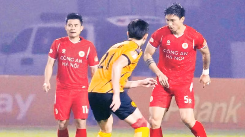 Công an Hà Nội (áo đỏ) “lội ngược dòng” thắng Đông Á Thanh Hóa 3-1.