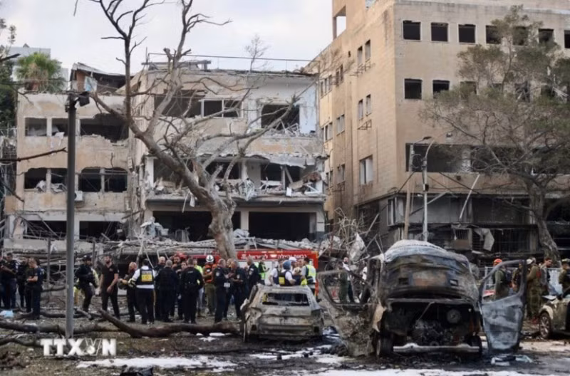 Cảnh đổ nát sau vụ tấn công tên lửa tại Tel Aviv, Israel. (Ảnh: THX/TTXVN)