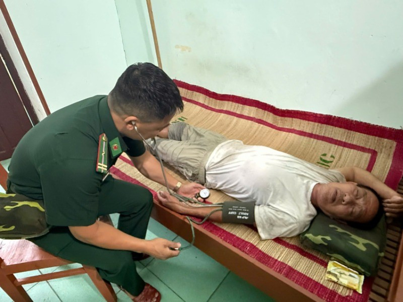 Sau khi được đưa vào đảo Lý Sơn an toàn, các ngư dân đi trên tàu cá NA 94031TS bị nạn trên biển được lực lượng quân y Biên phòng tỉnh Quảng Ngãi thăm khám sức khỏe.
