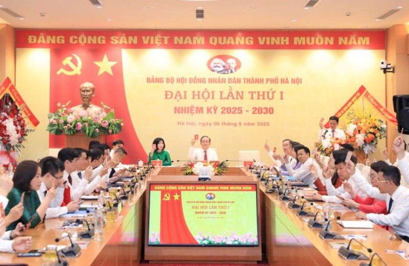Các đại biểu biểu quyết thông qua Nghị quyết Đại hội Đảng bộ Hội đồng nhân dân thành phố Hà Nội lần thứ I, nhiệm kỳ 2025-2030.