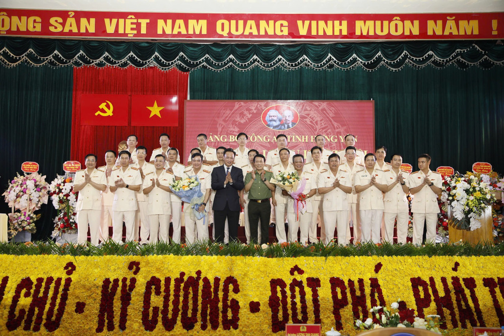 Lãnh đạo Bộ Công an và lãnh đạo tỉnh Hưng Yên tặng hoa chúc mừng các đại biểu. quang.jpg