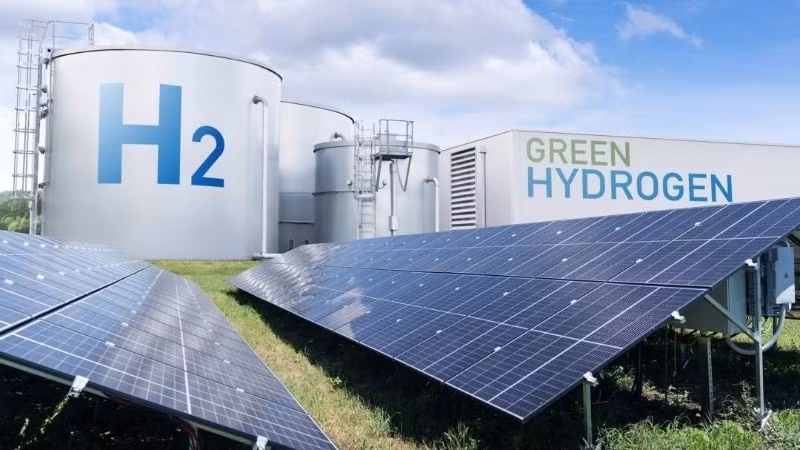 Hydro xanh được sản xuất thông qua một tiến trình dựa vào năng lượng tái tạo. (Ảnh NEWS24)
