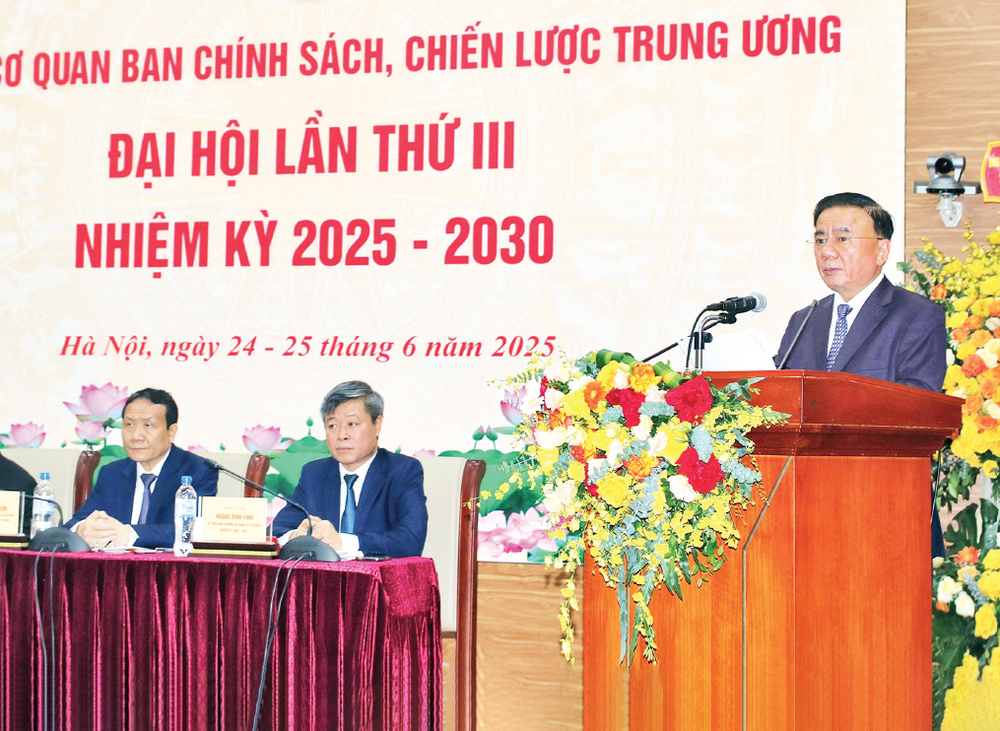 Thường trực Ban Bí thư Trần Cẩm Tú, Bí thư Đảng ủy các cơ quan Đảng Trung ương phát biểu chỉ đạo Đại hội Đảng bộ cơ quan Ban Chính sách, chiến lược Trung ương. (Ảnh THẾ HOÀNG) screenshot-2025-07-16-054833.png