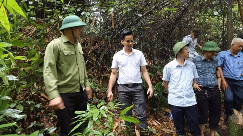 Phó Chủ tịch Ủy ban nhân dân tỉnh Điện Biên Lò Văn Cương, kiểm tra các vết nứt tại địa bàn bản Pú Chả, xã Mường Pồn, tỉnh Điện Biên.