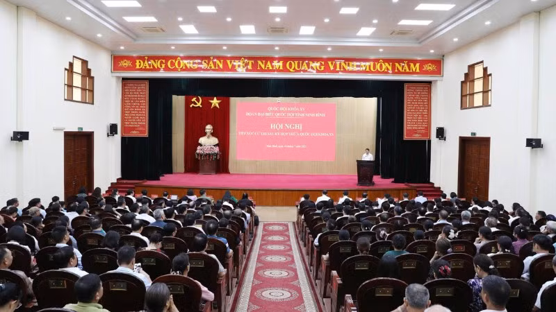 Các đại biểu dự hội nghị tiếp xúc cử tri.