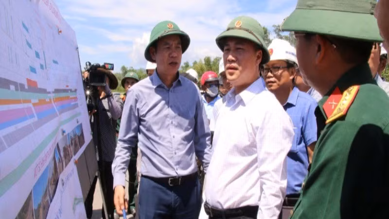 Thứ trưởng Xây dựng Nguyễn Việt Hùng và Đoàn công tác kiểm tra tiến độ dự án cao tốc Hòa Liên-Túy Loan ngày 17/7. (Ảnh: ANH ĐÀO)