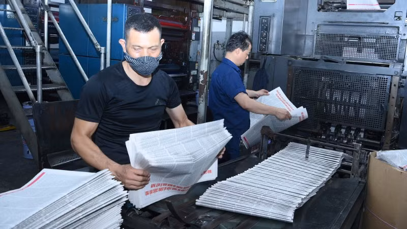 Công nhân Công ty In Báo Nhân Dân Hà Nội khẩn trương in dự thảo các văn kiện. (Ảnh ĐĂNG KHOA)