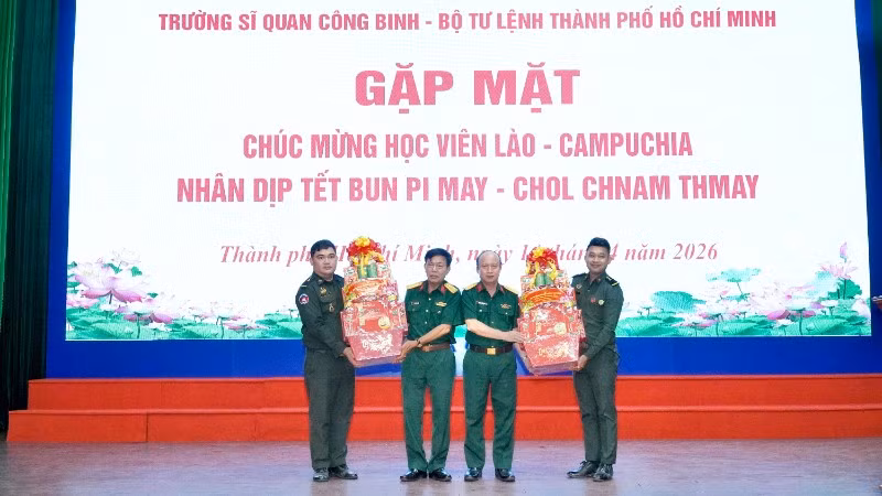 Thủ trưởng Bộ Tư lệnh Thành phố và Trường Sĩ quan Công binh chúc Tết cổ truyền học viên Campuchia và Lào. 