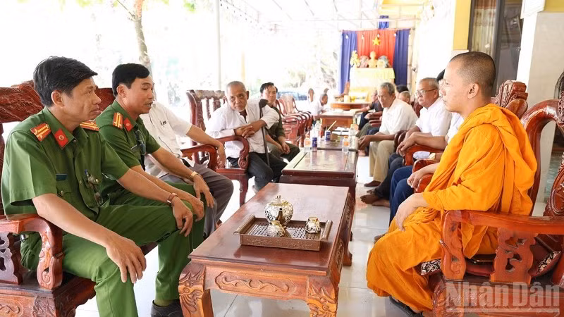 Công an xã An Cư tiếp xúc, trao đổi với trụ trì chùa Văn Râu về công tác tuyên truyền phòng, chống ma túy.